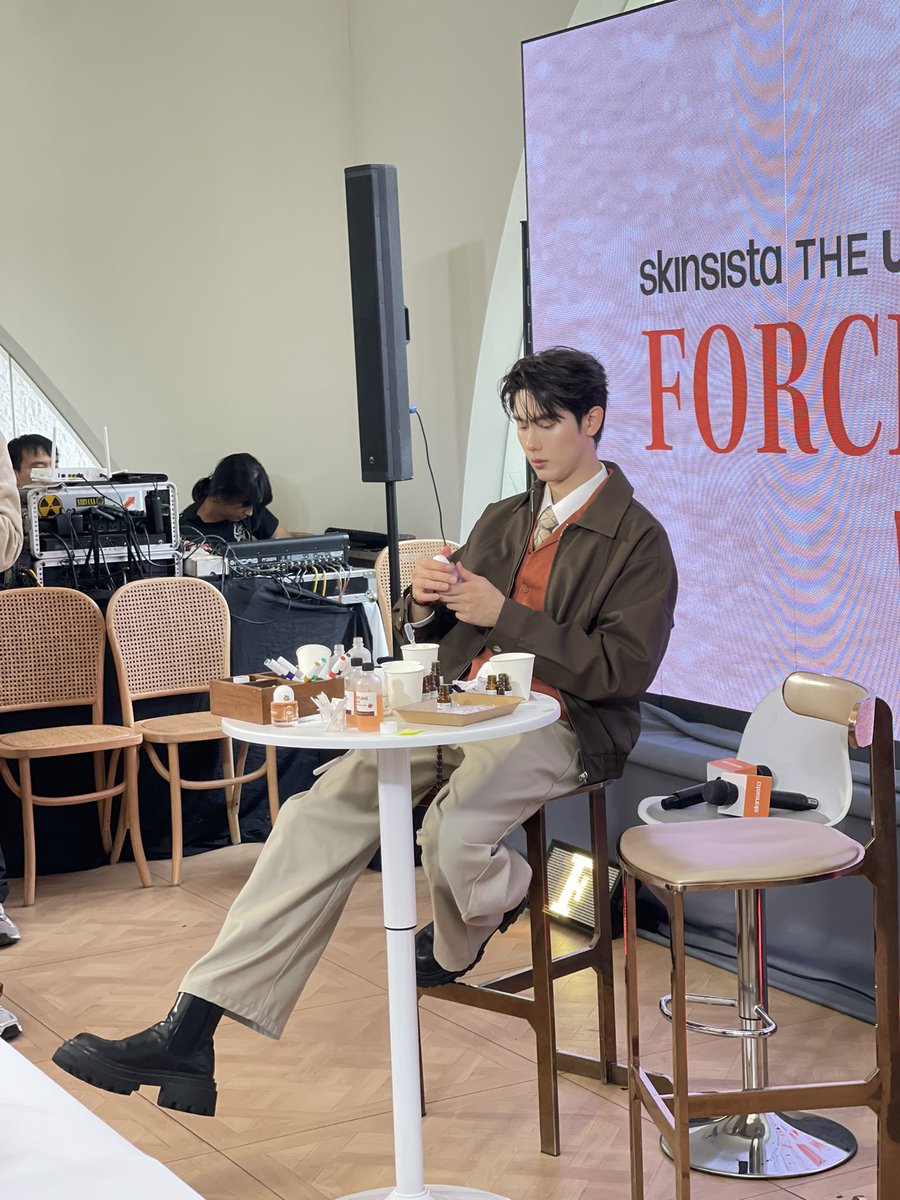 SkinsistaTH's tweet photo. ท่าปรุงน้ำหอมเริ่ดมากกก ขานลบยาวกว่าอนาคตซิสอีกค่ะ 😂

#SkinsistaXForceBook
#TheUltimateSafeWithSkinsista #กันแดดหน้าเบา #Skinsista #force_ #kasibook #ForceBook https://t.co/dbVjhrWcTw