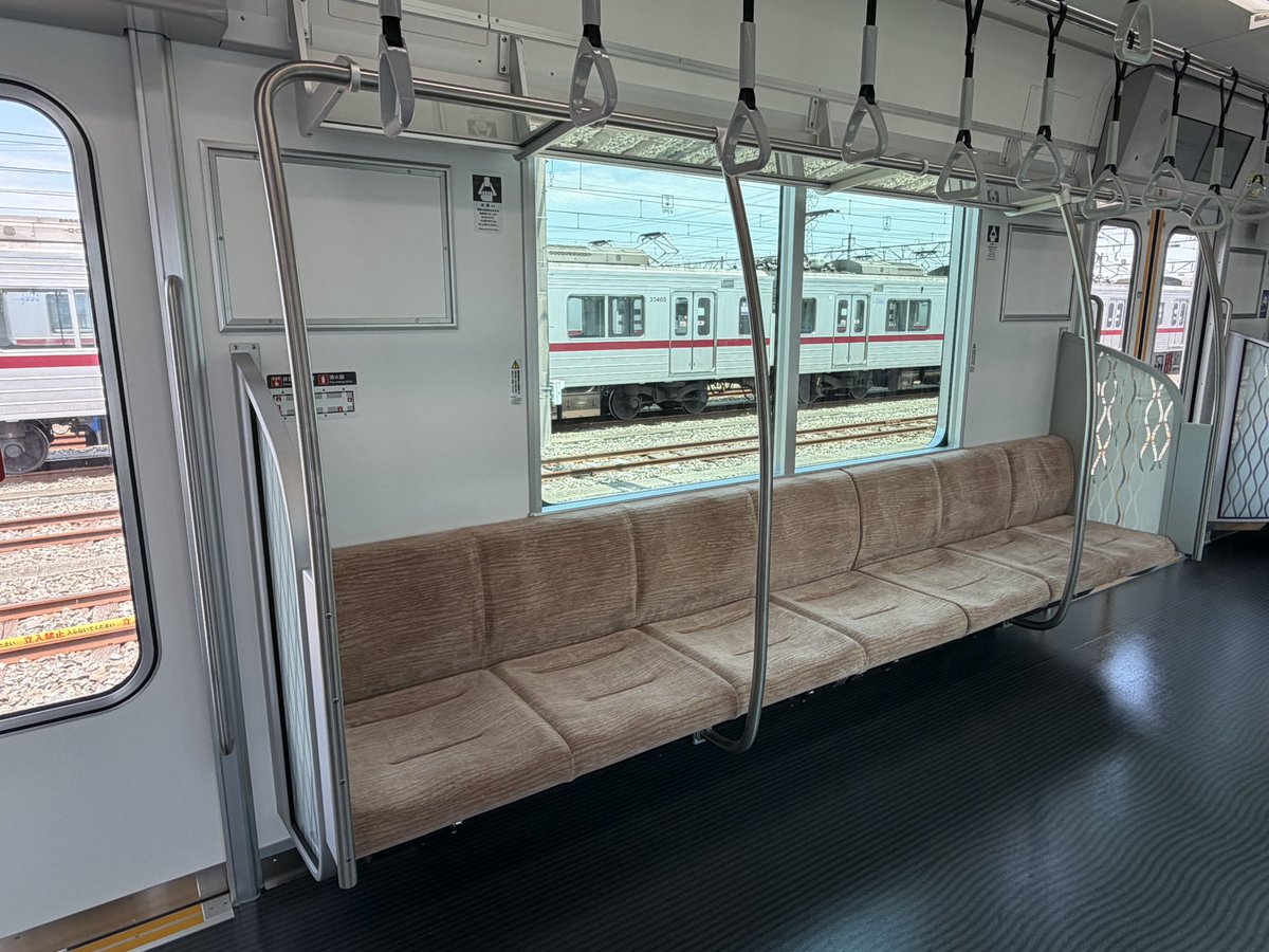 yasunarit2001's tweet photo. 東武90000系の車端部の座席は全て優先席です。普通席はJR通勤車同様2+3+2で区切られています。硬さは80000系よりはマシでした（笑）ドア窓の大きさはかなり圧倒されます。ドア上のLCDは、どこぞの某アーバンパークと違って、全てのドア上に配置されておりますw https://t.co/3suAKZ2LKH