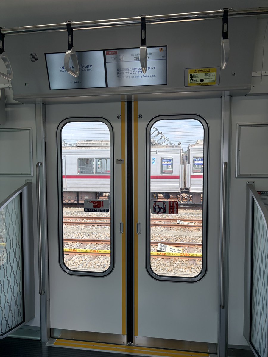 yasunarit2001's tweet photo. 東武90000系の車端部の座席は全て優先席です。普通席はJR通勤車同様2+3+2で区切られています。硬さは80000系よりはマシでした（笑）ドア窓の大きさはかなり圧倒されます。ドア上のLCDは、どこぞの某アーバンパークと違って、全てのドア上に配置されておりますw https://t.co/3suAKZ2LKH