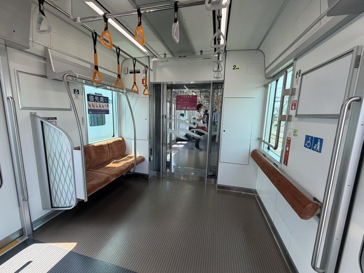 yasunarit2001's tweet photo. 東武90000系の車端部の座席は全て優先席です。普通席はJR通勤車同様2+3+2で区切られています。硬さは80000系よりはマシでした（笑）ドア窓の大きさはかなり圧倒されます。ドア上のLCDは、どこぞの某アーバンパークと違って、全てのドア上に配置されておりますw https://t.co/3suAKZ2LKH