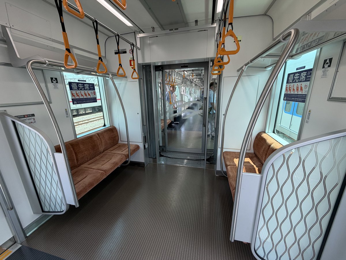 yasunarit2001's tweet photo. 東武90000系の車端部の座席は全て優先席です。普通席はJR通勤車同様2+3+2で区切られています。硬さは80000系よりはマシでした（笑）ドア窓の大きさはかなり圧倒されます。ドア上のLCDは、どこぞの某アーバンパークと違って、全てのドア上に配置されておりますw https://t.co/3suAKZ2LKH