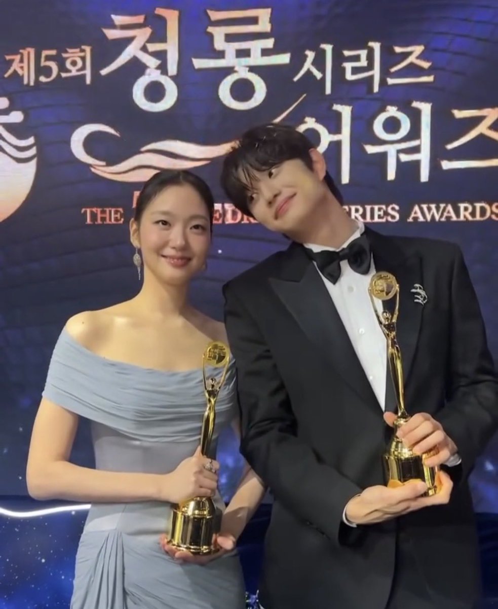 moonjangwol's tweet photo. 2022 menang best aktris ditemani mantan sampe terharu

2026 menang daesang ditemani suami dan dirayakan secara ugal ugalan https://t.co/9qP3WsLm2B
