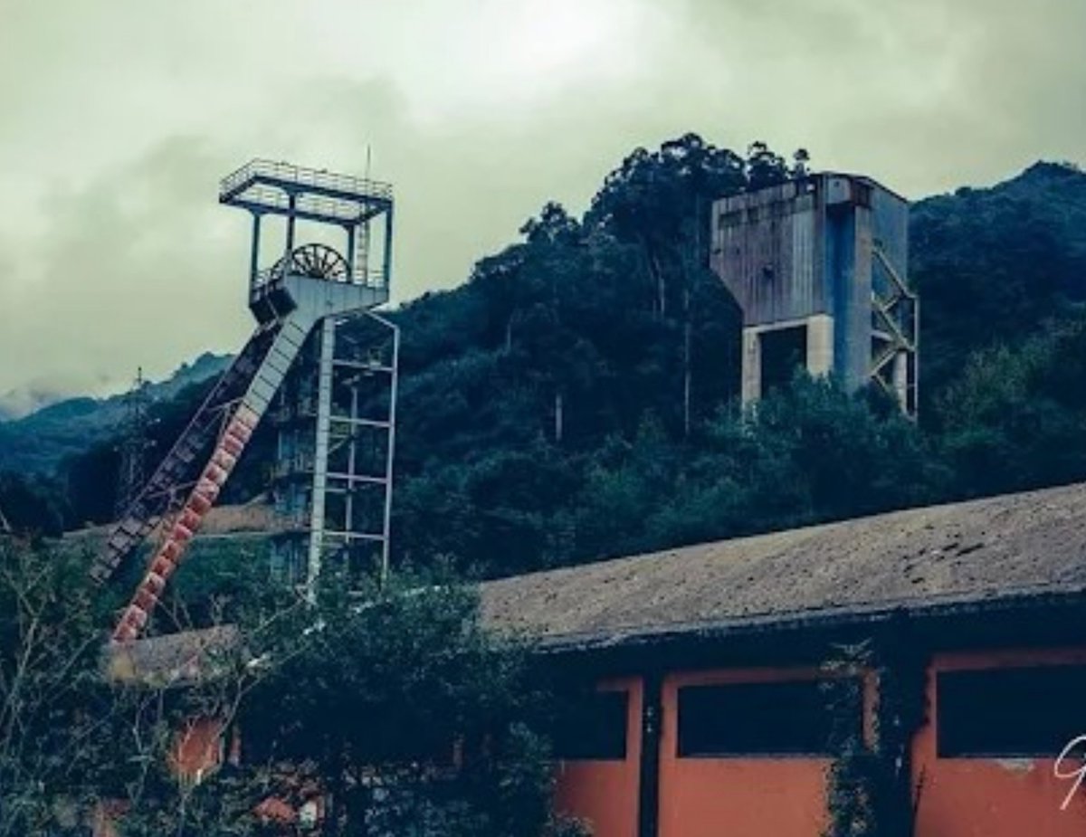 caminantes21's tweet photo. Este es el Pozo Figaredo, en Mieres, donde su abuelo abusaba de los mineros con el beneplácito franquista. Entonces les vino bien que el genocida gallego trajera 80.000 moros para sembrar el terror entre los españoles republicanos... https://t.co/fLIirWaRaK