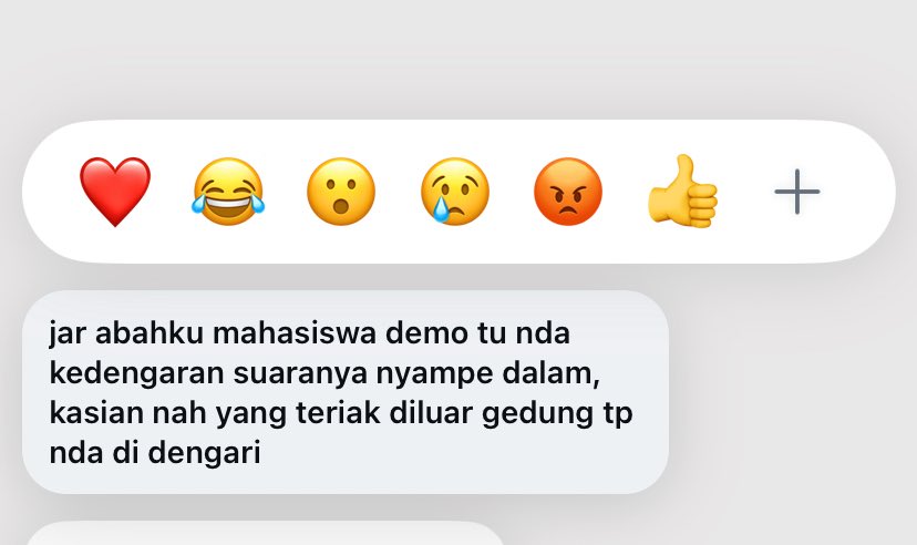 bbarbieie's tweet photo. dulu pas demo indonesia gelap, temenku yg bapaknya kerja di DPR bilang kalo suara mahasiwa yang demo tuh ga kedengeran, even mereka make toa. jarak dari gerbang ke dalam ruangan tuh jauh. 

makanya kalo next ada demo, ada mahasiswa yg demo di titik vital kayak bundaran HI, jangan pada ngamuk. jangan ngomel dulu jalanan macet dsb

karena itu salah satu cara biar bisa di notice pemerintah. koar koar di depan gedung DPR selama ini ga pernah berguna, mentok yg keluar cuman perwakilan. kalo ada ketua DPRD yg menemui mahasiswa pun cuman sebiji dua biji