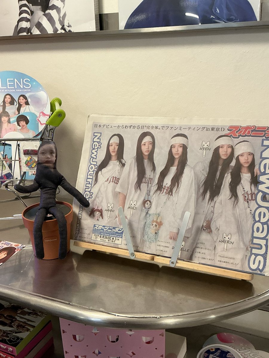 sorakim1606's tweet photo. ใครที่ยังไม่ได้แวะมางานครบรอบ 4 ปีน้องนิวจีนส์ ยังแวะมาถ่ายรูปกันได้นะ งานจัดถึงวันที่ 9 สิงหานี้ (วันสุดท้าย)

คาเฟ่เปิดทุกวัน คุกกี้ NJZ อบใหม่ทุกวัน แต่ทำจำนวนไม่เยอะ giveaway น้องฮันนิยังมีเหลืออยู่นะคะ แวะมารับน้องกลับบ้านได้ !!
#TheAttentionDay #4Yearssinceattention https://t.co/UMGoROD6JR