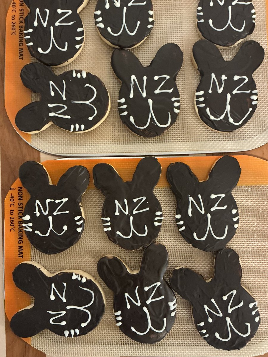 sorakim1606's tweet photo. ใครที่ยังไม่ได้แวะมางานครบรอบ 4 ปีน้องนิวจีนส์ ยังแวะมาถ่ายรูปกันได้นะ งานจัดถึงวันที่ 9 สิงหานี้ (วันสุดท้าย)

คาเฟ่เปิดทุกวัน คุกกี้ NJZ อบใหม่ทุกวัน แต่ทำจำนวนไม่เยอะ giveaway น้องฮันนิยังมีเหลืออยู่นะคะ แวะมารับน้องกลับบ้านได้ !!
#TheAttentionDay #4Yearssinceattention https://t.co/UMGoROD6JR