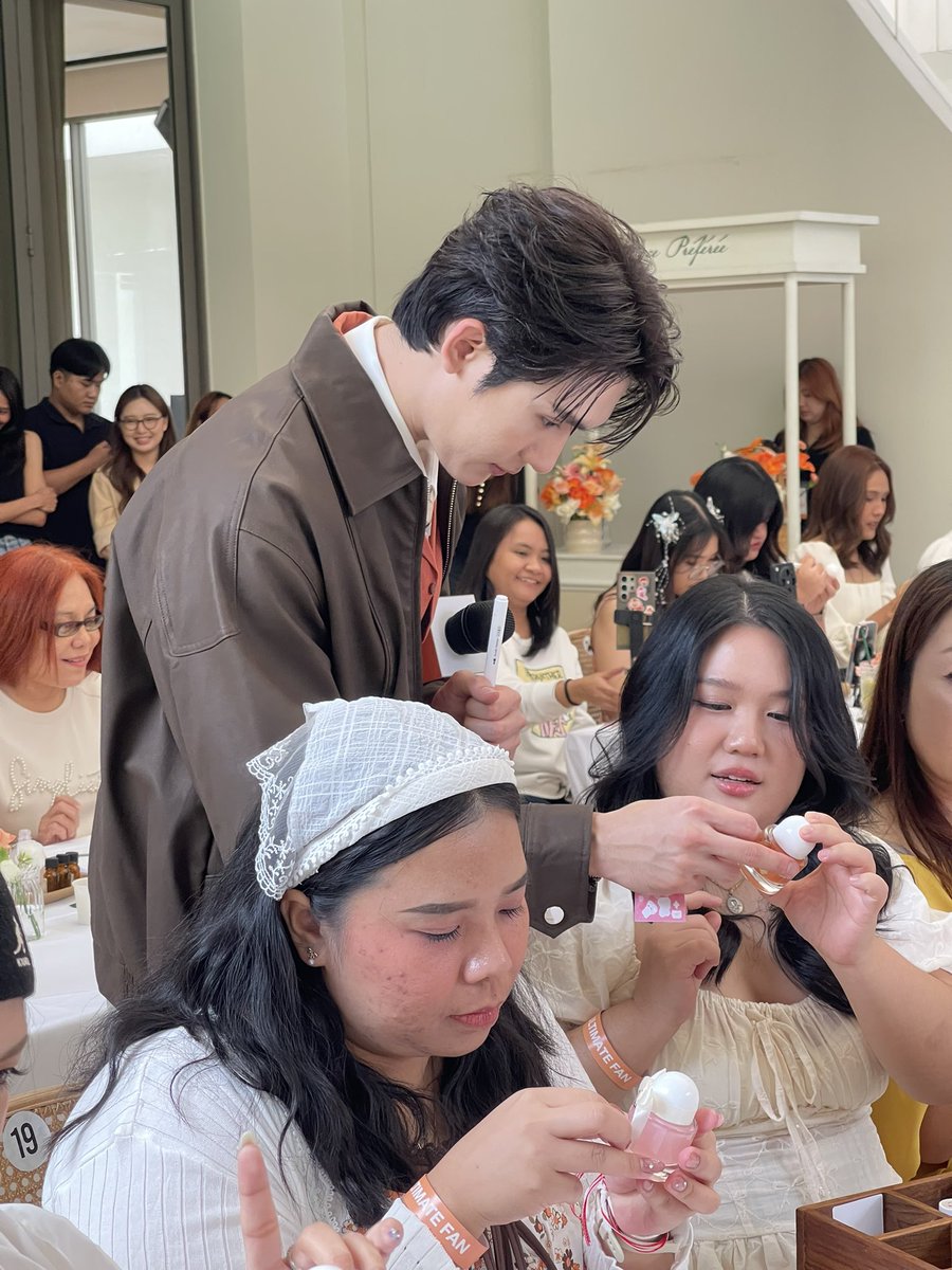 SkinsistaTH's tweet photo. บี๋เดินแวะทุกโต๊ะ น่ารักสุบๆๆๆ 🤏🏻🍅
#SkinsistaXForceBook
#TheUltimateSafeWithSkinsista #กันแดดหน้าเบา #Skinsista #force_ #kasibook #ForceBook https://t.co/7SQh3iaENp