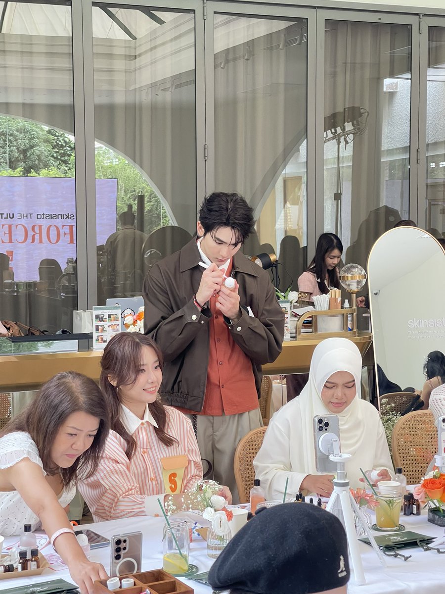 SkinsistaTH's tweet photo. บี๋เดินแวะทุกโต๊ะ น่ารักสุบๆๆๆ 🤏🏻🍅
#SkinsistaXForceBook
#TheUltimateSafeWithSkinsista #กันแดดหน้าเบา #Skinsista #force_ #kasibook #ForceBook https://t.co/7SQh3iaENp