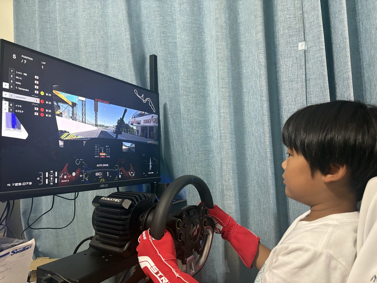 taitai2024GT's tweet photo. たった今組み上がった
#DDpro
で
#小学生レーサーグランプリ 模擬戦‼️
ぶっつけ本番レース🏎️
#zenkairacing さんにフォローしていただいて気分は勝手にサポートドライバー🤣🤣 https://t.co/WsI2IM5XdT