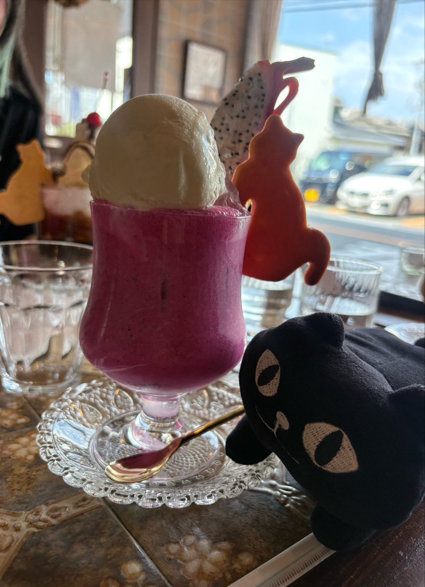 mochipyon's tweet photo. 大阪府枚方市
ネコブ
純喫茶風
猫喫茶
客の椅子を占領する
モフ猫に癒される

端っこに
レトロな時計とレジ見つけた https://t.co/OKtCBgdz6u