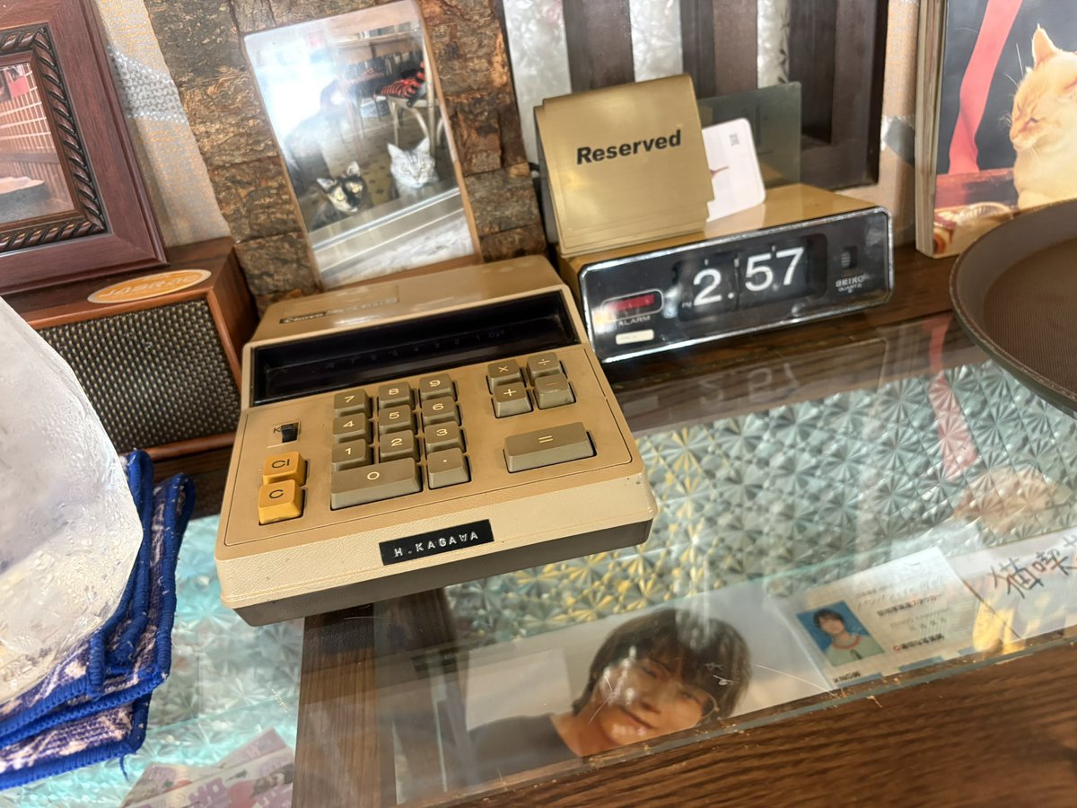 mochipyon's tweet photo. 大阪府枚方市
ネコブ
純喫茶風
猫喫茶
客の椅子を占領する
モフ猫に癒される

端っこに
レトロな時計とレジ見つけた https://t.co/OKtCBgdz6u