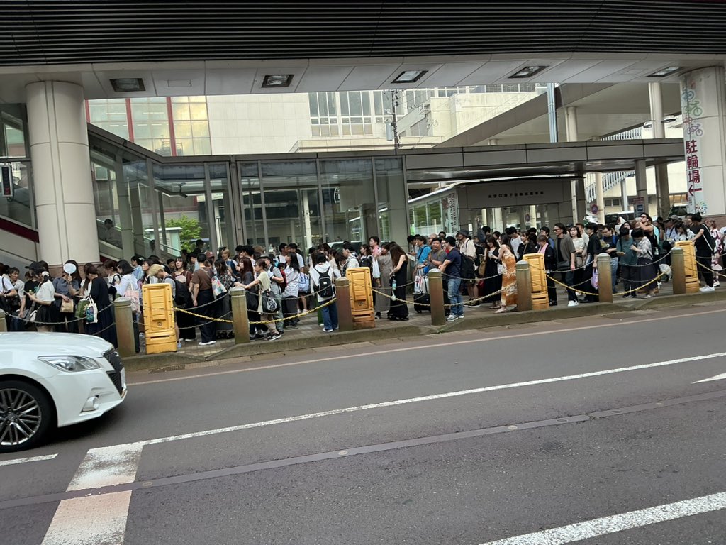 yasuhiro_0710's tweet photo. 5時半現在の長岡駅前

たかが長岡花火で人来過ぎwwwwwwwwww
地味の花火で満足せんのか？wwwwwwwwww
#長岡大花火大会2026 https://t.co/HbNsoIH7mZ