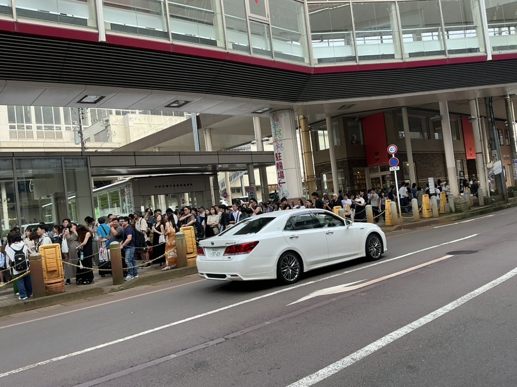 yasuhiro_0710's tweet photo. 5時半現在の長岡駅前

たかが長岡花火で人来過ぎwwwwwwwwww
地味の花火で満足せんのか？wwwwwwwwww
#長岡大花火大会2026 https://t.co/HbNsoIH7mZ