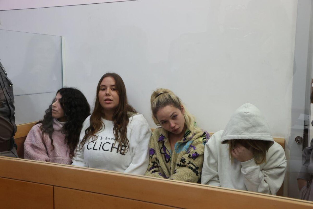 BarkolAmir's tweet photo. הבנתי שהן שוב בכותרות עם ראיונות ודוקו ומה לא, אז רק רציתי להגיד שהטירוף סביבן בעיקר ממחיש את Cheerleader Effect, ההטייה הפסיכולוגית שגורמת לאנשים להיתפס כאטרקטיביים יותר כשהם נראים כחלק מקבוצה מאשר כשהם נראים לבדם. https://t.co/4HbMaEMfeD