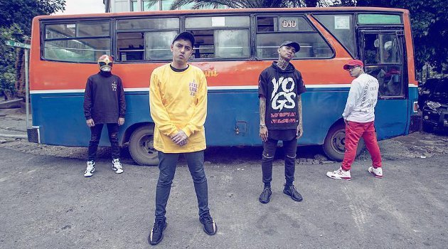 fajar17's tweet photo. wajar sih art director no na ngatau soalnya generasi sekarang kan udah gak kenal kopaja/metromini, beda sama jaman kemal n younglex ini risetnya mendalem bahkan persona kenek dan copet metromininya juga dapet bgt https://t.co/z7OTbiOe6U
