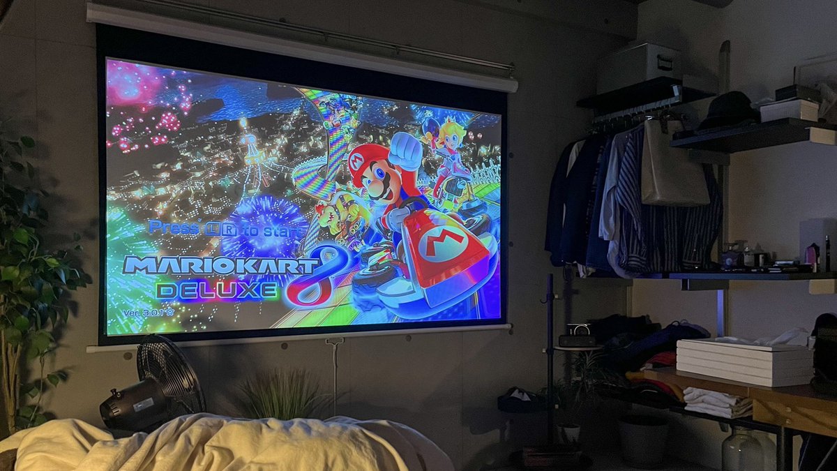 taka_nori014's tweet photo. プロジェクターは良いぞ https://t.co/jHLWa3fZVL