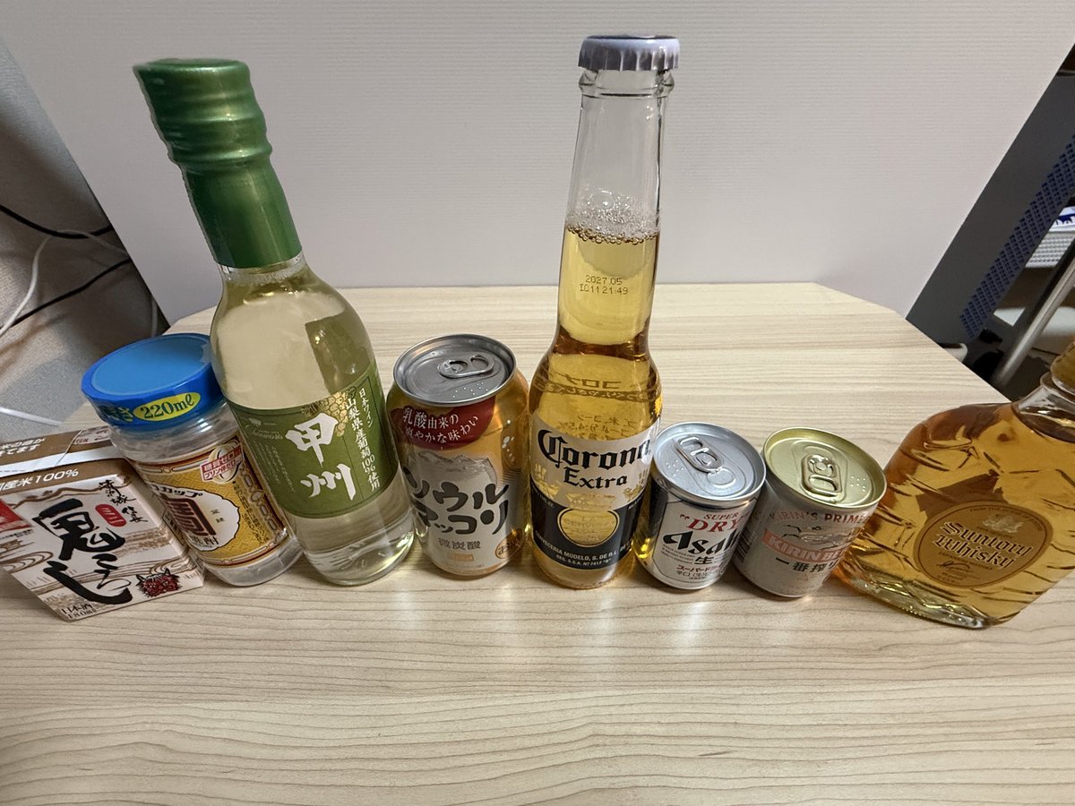 takeo_uto's tweet photo. 今日の誕生日配信は
大人の階段を登ろうぉぉぉぉ

ってことで普段はあまり飲まないお酒達をご用意させていただきました

左から
鬼ころし(日本酒)
タカラカップ(焼酎)
甲州ワイン(白ワイン)
ソウルマッコリ(マッコリ)
Corona Extra(ビール)
アサヒスーパードライ(ビール)
キリン一番搾り(ビール)
サントリーウイスキー(ウイスキー)

うん　キツそう
シュワシュワしたりアルコール感強い味のお酒は苦手なんですw

誕生日配信は
19時からなのでよかったら来てくださーい