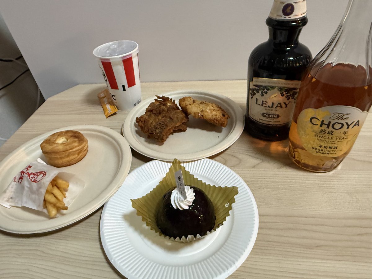 takeo_uto's tweet photo. 今日の誕生日配信は
大人の階段を登ろうぉぉぉぉ

ってことで普段はあまり飲まないお酒達をご用意させていただきました

左から
鬼ころし(日本酒)
タカラカップ(焼酎)
甲州ワイン(白ワイン)
ソウルマッコリ(マッコリ)
Corona Extra(ビール)
アサヒスーパードライ(ビール)
キリン一番搾り(ビール)
サントリーウイスキー(ウイスキー)

うん　キツそう
シュワシュワしたりアルコール感強い味のお酒は苦手なんですw

誕生日配信は
19時からなのでよかったら来てくださーい