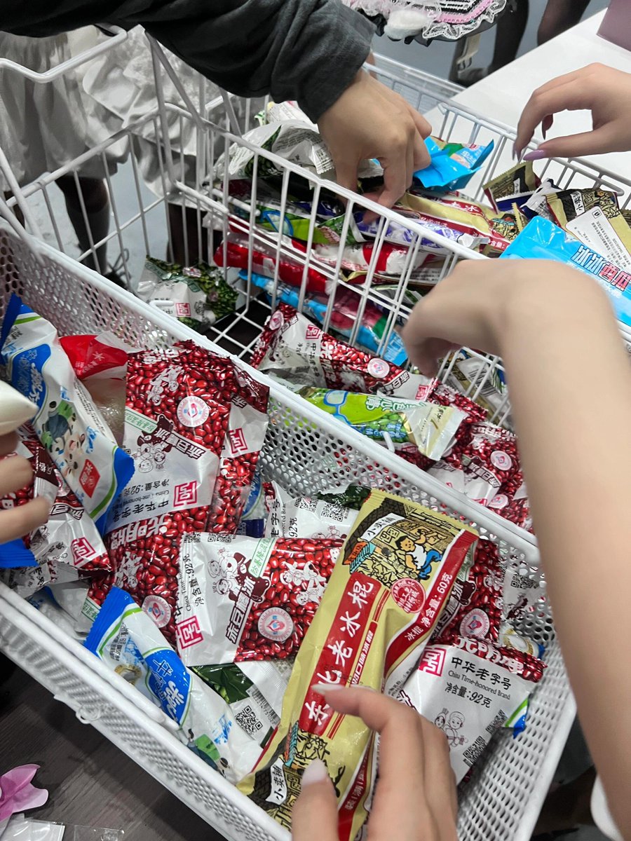 dailyljy's tweet photo. juyeon bought popsicles for fans at the shanghai fanmeeting 🥺

#YouthByJuyeon 
#JUYEON #주연 #더보이즈 https://t.co/xWSD4RuqDi