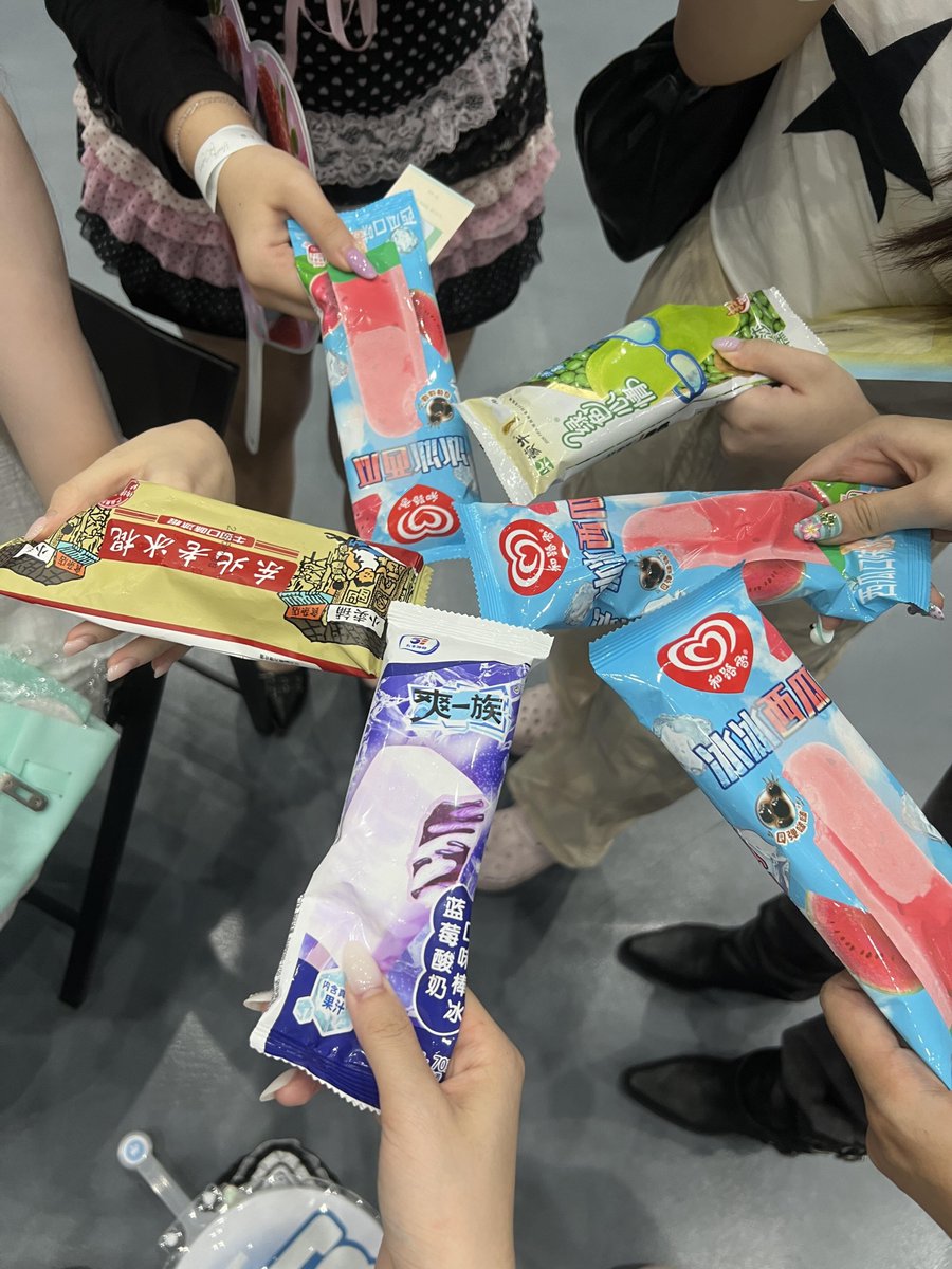 dailyljy's tweet photo. juyeon bought popsicles for fans at the shanghai fanmeeting 🥺

#YouthByJuyeon 
#JUYEON #주연 #더보이즈 https://t.co/xWSD4RuqDi