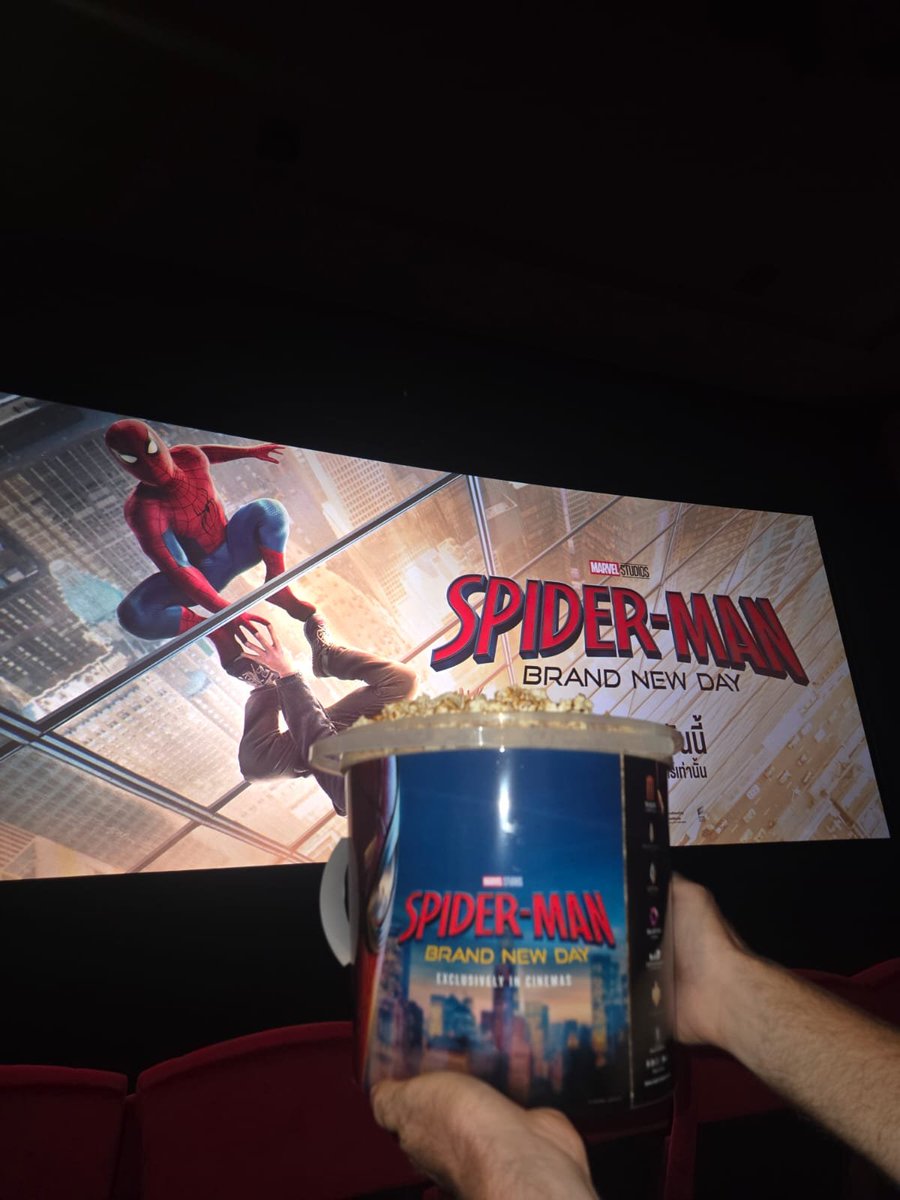 TechBoys99's tweet photo. Finally breaking away from my tablet to check out the new Spiderman move at the Paragon Mall. Unfortunately, all the good seats for the IMAX and 4DX were still sold out for opening weekend. Looking forward to this... #movie #spiderman #bangkok #thailand https://t.co/bGaL6moibg