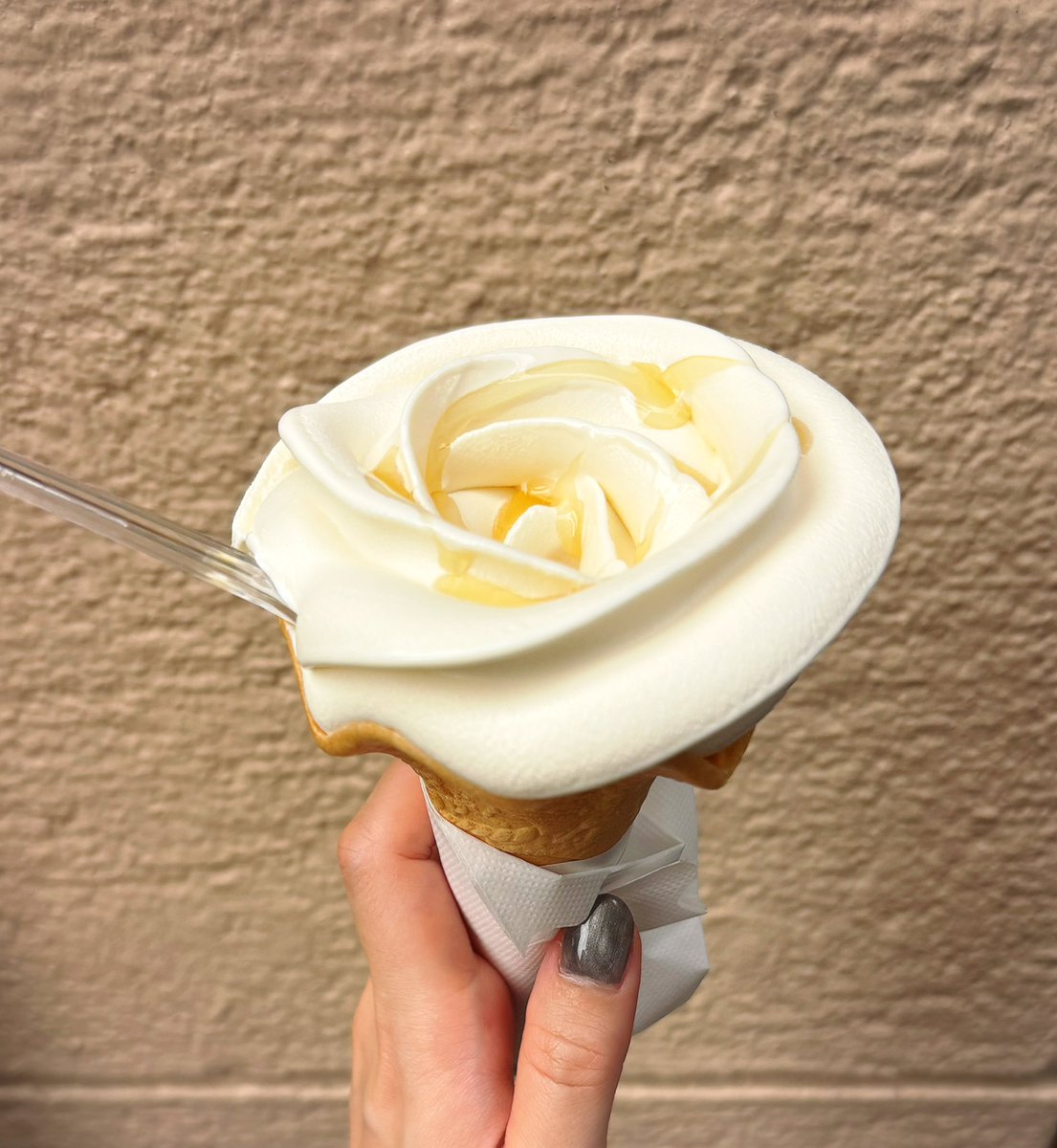 akairinga's tweet photo. 最近食べたアイスたち。
秋葉原にあるあきばちさんのはちみつソフトが特に美味しかった！（2枚目） https://t.co/z44hMxq062