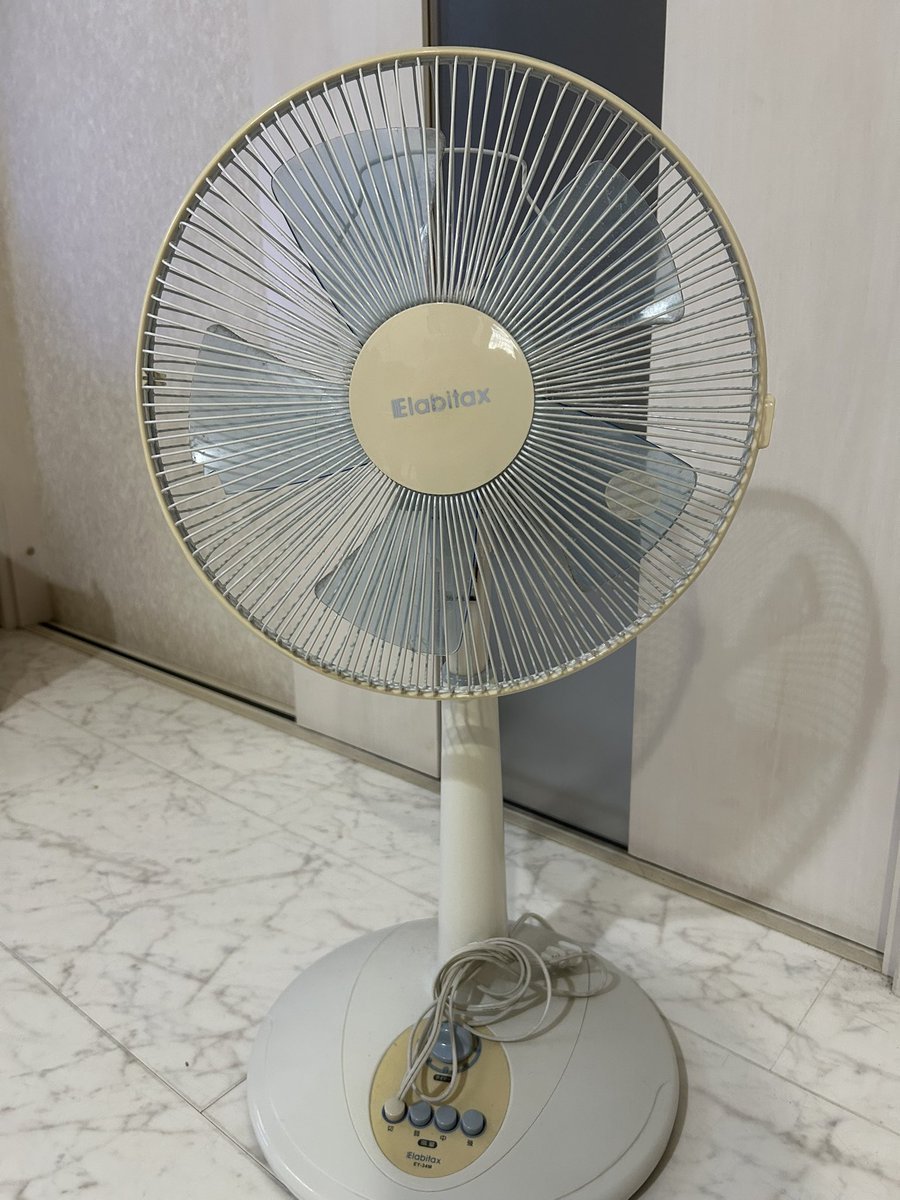 flyseikoh's tweet photo. えーっと…ただいま、
リビングのエアコンが壊れました😱
まだ新しいのに…😭
扇風機くん、頑張って〜 😇 https://t.co/4R6wa0q6Hk