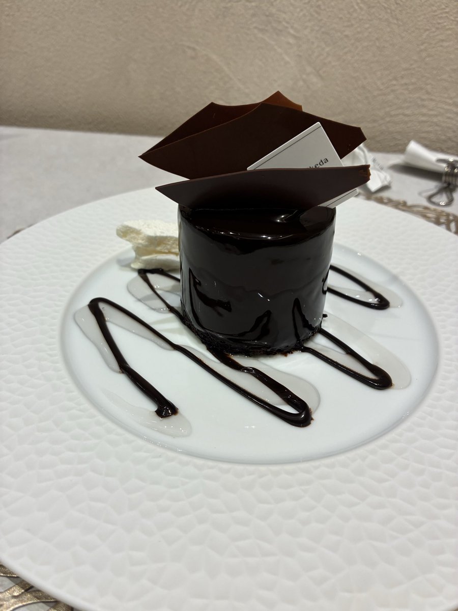 Ivory_0214's tweet photo. kazunori ikeda仙台南町通り店
タルトペッシュ￥990
アンタンス　　￥720
ヴァッカ　　　￥860
ドリンク　　　￥400×3
⭐️⭐️⭐️⭐️⭐️
マカロン5個　￥1400
　to go

店内はまるで宝石店　当然お客さんは私以外全員女性
食器はFrancfranc
ケーキは旨い
飲み物は普通
マカロンは後でレビューします https://t.co/pUW3MO6upm