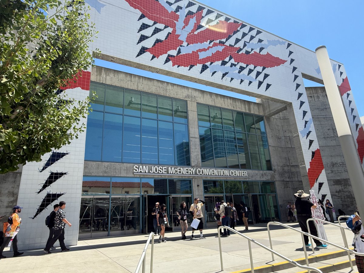 panoravr's tweet photo. 北米最大のVTuberイベント「OffKai Expo #OffkaiGen5 」レポート　日本発ポップカルチャーへの愛があふれた3日間
https://t.co/5QFbPUOh5W

7/24〜26に米国サンノゼで開催したコンベンション✨

✅VTuberのイベントなのにメイドも痛車もゲーセンも⁉️
✅ライブでオタ芸歓迎⁉️
✅ハッピで「推し」アピール⁉️
✅深夜2時までホテルでDJ⁉️
✅会場のそこら中でミーグリ⁉️

日本と異なるイベントの雰囲気を、大量の写真と参加者の投稿を引用した動画で徹底レポートしていきます👀