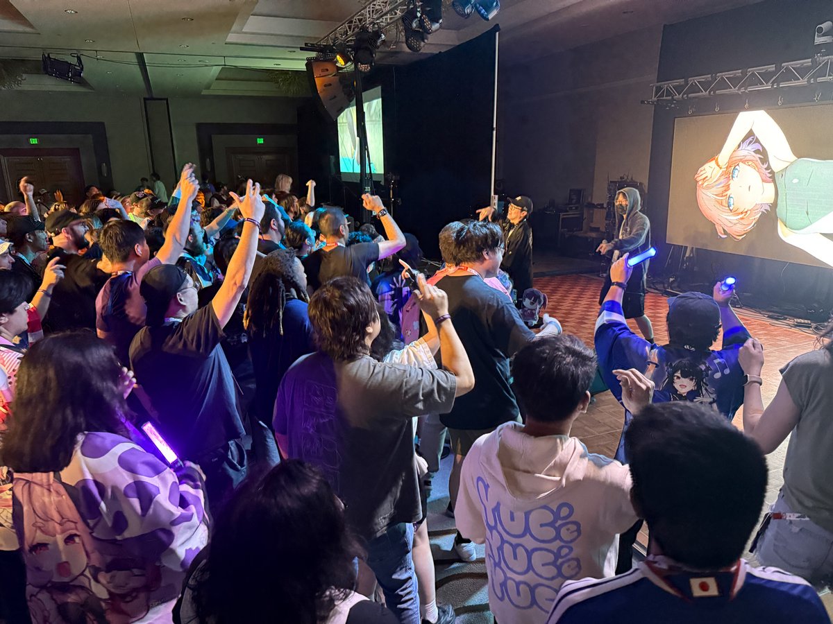 panoravr's tweet photo. 北米最大のVTuberイベント「OffKai Expo #OffkaiGen5 」レポート　日本発ポップカルチャーへの愛があふれた3日間
https://t.co/5QFbPUOh5W

7/24〜26に米国サンノゼで開催したコンベンション✨

✅VTuberのイベントなのにメイドも痛車もゲーセンも⁉️
✅ライブでオタ芸歓迎⁉️
✅ハッピで「推し」アピール⁉️
✅深夜2時までホテルでDJ⁉️
✅会場のそこら中でミーグリ⁉️

日本と異なるイベントの雰囲気を、大量の写真と参加者の投稿を引用した動画で徹底レポートしていきます👀