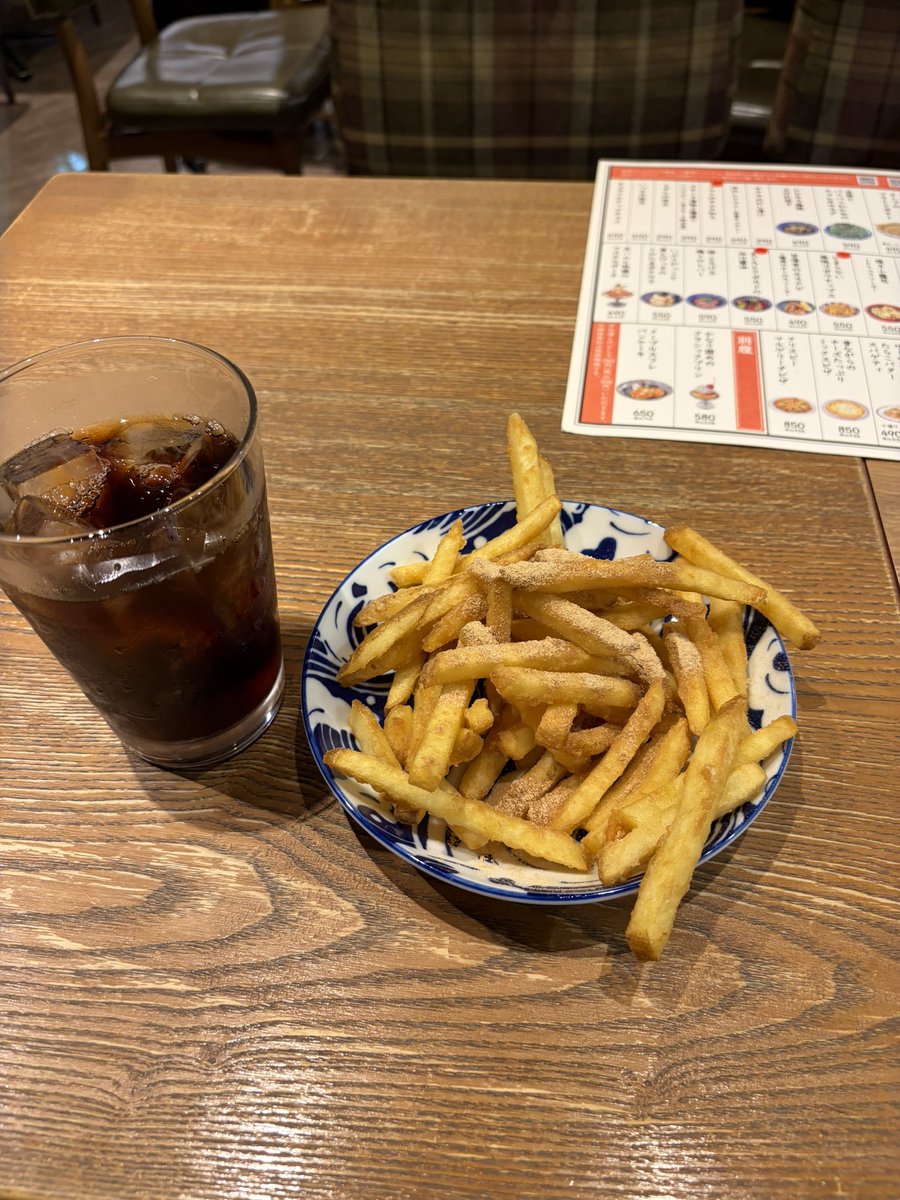 beeesuke1919's tweet photo. 彼女第二候補の店から退店。
彼女が当欠したので第二候補の嬢に入りましたが前回同様良かったですね。
スタイル良くサービスとホスピタリティもあって最高でした…
今日は敢えてマットしませんでしたが、ピンクチェアがとても良かったです。
小腹が空いたのでポテトとコーヒーを嗜みながら一服です。 https://t.co/AvkfwD2L86
