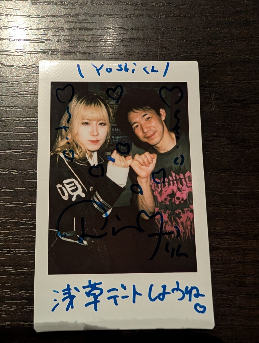Yoshi32119582's tweet photo. 昨日チェキツイさっきのに続いて #闇雲！
闇雲は、まさかの狂流リアバということで今回は狂流におめでとうチェキと命さんにはじめましてチェキ、あといつもの推しである凜ちゃんとの3枚です！
本当は、リアバだから昨日あげたかったのですが普通に疲れから寝てしまいました💦
狂流リアバおめでとうね〜㊗️

#凜と咲く撫子
#甜雛命
#深淵狂流