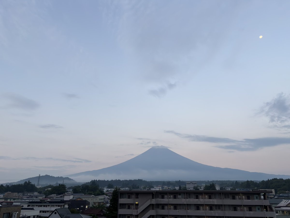 sudakappa's tweet photo. 今朝は富士山見えたけどすぐに雲に隠れた🗻
ゲリラ豪雨怖い https://t.co/f0agJTuLdQ
