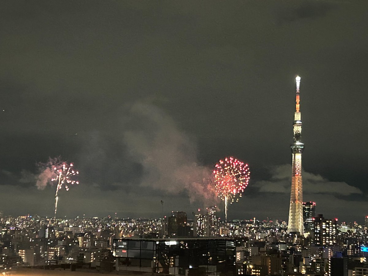 show_gny's tweet photo. 雨にはならず良かったですね。これは先週の隅田川花火大会🎇です。すごい��いロケーションでゆっくり見ました。

夏本番✨☀️✨体調に充分お気をつけてお過ごしくださいね。

明日は休み🎌8/4(火)13-17🌸火曜は🉐だよー🌈🍀✨🌿 https://t.co/8kEDfKtIEk