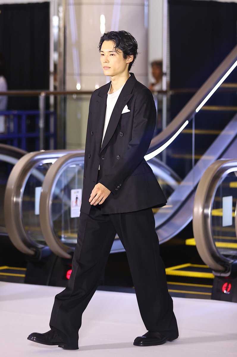 edgelinetokyo's tweet photo. 松村北斗 髪をアップで手の羽そっと持って“ペイッ”と！『白鳥とコウモリ』原作者・東野圭吾さんへ思い込めたスピーチ https://t.co/nILd5nAZlk

「僕が受け取ったメッセージは救いでした」
羽をそっと持つ姿や、羽が降り注ぐなかでの集合写真も記事内掲載
#白鳥とコウモリ https://t.co/pj9pMrFics