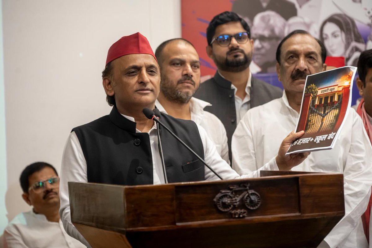 yadavakhilesh's tweet photo. चार दिन की सरकार बची है, इसीलिए उप्र विधानसभा में सत्र भी चार दिन का ही हो रहा है। 

1. पहला दिन उप्र भाजपा सरकार श्रद्धांजलि देने में निकाल देगी।
2. दूसरा दिन अयोध्या के प्रभु राम जी के मंदिर में हुई सुनियोजित चोरी के महापाप की ज़िम्मेदारी, अपने ऊपर से हटाकर केंद्र सरकार पर डालकर, अपना पल्ला झाड़ने में निकाल देगी।
3. ⁠तीसरा दिन प्रयागराज जैसे पूरे प्रदेश में हुए छात्र आंदोलन से बचने में निकाल देगी।
4. ⁠चौथा दिन दुखी माँ के सरेआम अपमान पर मुंह छिपाकर जल्दी से सत्र ख़त्म करने की घोषणा करने में निकाल देगी।

सच तो ये है कि अब भाजपा को भी मालूम है कि वो फिर कभी सरकार में वापस नहीं आएंगे, इसीलिए विधानसभा को महत्व नहीं दे रहे हैं बस सत्र आयोजित करने की औपचारिकता निभा रहे हैं।

भाजपा की चला-चली की बेला का मानसून सत्र भी चला-चली टाइप का सत्र है। 

अब भाजपा जाएगी, फिर कभी न आएगी!