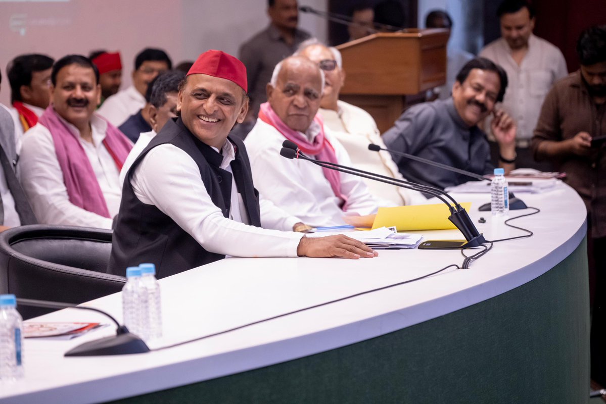 yadavakhilesh's tweet photo. चार दिन की सरकार बची है, इसीलिए उप्र विधानसभा में सत्र भी चार दिन का ही हो रहा है। 

1. पहला दिन उप्र भाजपा सरकार श्रद्धांजलि देने में निकाल देगी।
2. दूसरा दिन अयोध्या के प्रभु राम जी के मंदिर में हुई सुनियोजित चोरी के महापाप की ज़िम्मेदारी, अपने ऊपर से हटाकर केंद्र सरकार पर डालकर, अपना पल्ला झाड़ने में निकाल देगी।
3. ⁠तीसरा दिन प्रयागराज जैसे पूरे प्रदेश में हुए छात्र आंदोलन से बचने में निकाल देगी।
4. ⁠चौथा दिन दुखी माँ के सरेआम अपमान पर मुंह छिपाकर जल्दी से सत्र ख़त्म करने की घोषणा करने में निकाल देगी।

सच तो ये है कि अब भाजपा को भी मालूम है कि वो फिर कभी सरकार में वापस नहीं आएंगे, इसीलिए विधानसभा को महत्व नहीं दे रहे हैं बस सत्र आयोजित करने की औपचारिकता निभा रहे हैं।

भाजपा की चला-चली की बेला का मानसून सत्र भी चला-चली टाइप का सत्र है। 

अब भाजपा जाएगी, फिर कभी न आएगी!