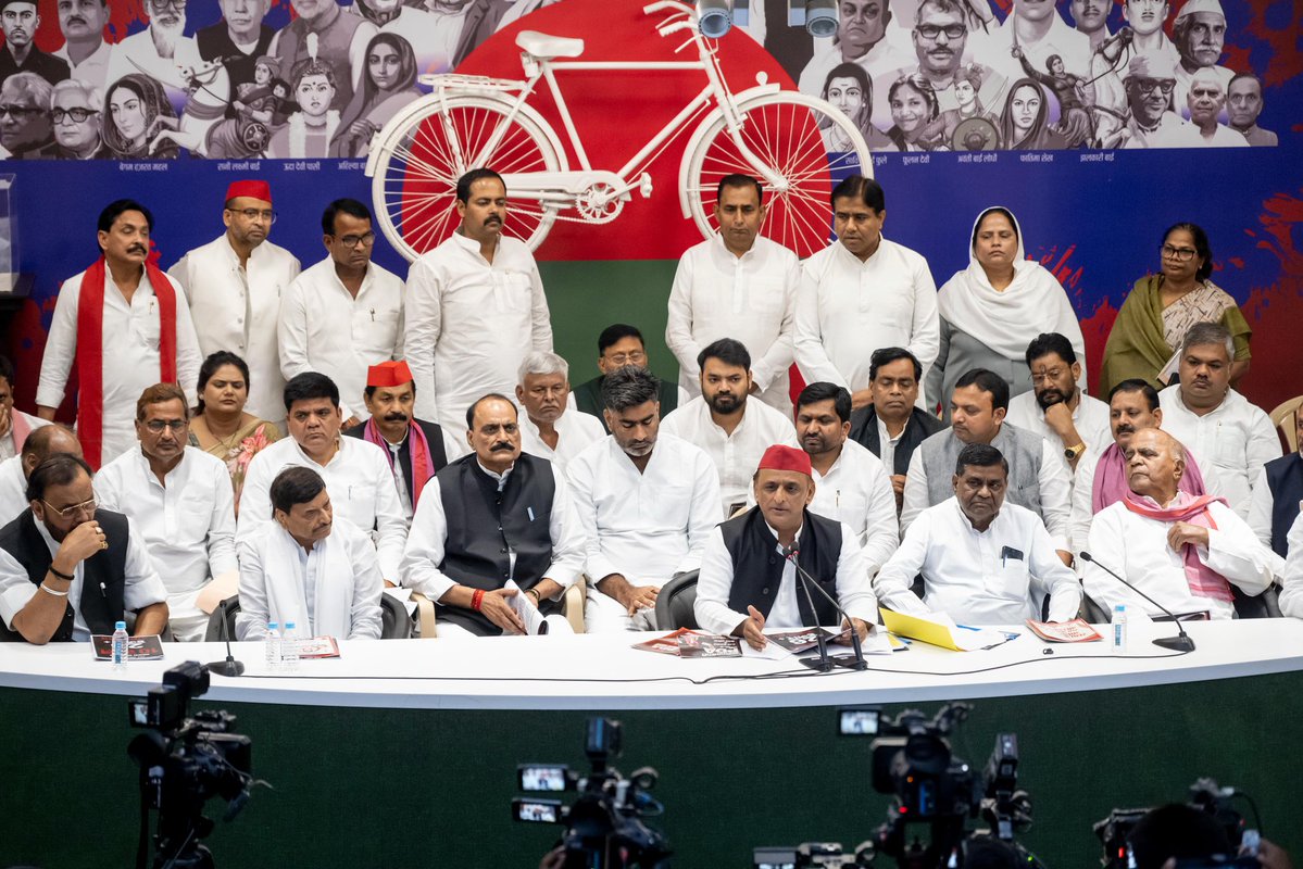 yadavakhilesh's tweet photo. चार दिन की सरकार बची है, इसीलिए उप्र विधानसभा में सत्र भी चार दिन का ही हो रहा है। 

1. पहला दिन उप्र भाजपा सरकार श्रद्धांजलि देने में निकाल देगी।
2. दूसरा दिन अयोध्या के प्रभु राम जी के मंदिर में हुई सुनियोजित चोरी के महापाप की ज़िम्मेदारी, अपने ऊपर से हटाकर केंद्र सरकार पर डालकर, अपना पल्ला झाड़ने में निकाल देगी।
3. ⁠तीसरा दिन प्रयागराज जैसे पूरे प्रदेश में हुए छात्र आंदोलन से बचने में निकाल देगी।
4. ⁠चौथा दिन दुखी माँ के सरेआम अपमान पर मुंह छिपाकर जल्दी से सत्र ख़त्म करने की घोषणा करने में निकाल देगी।

सच तो ये है कि अब भाजपा को भी मालूम है कि वो फिर कभी सरकार में वापस नहीं आएंगे, इसीलिए विधानसभा को महत्व नहीं दे रहे हैं बस सत्र आयोजित करने की औपचारिकता निभा रहे हैं।

भाजपा की चला-चली की बेला का मानसून सत्र भी चला-चली टाइप का सत्र है। 

अब भाजपा जाएगी, फिर कभी न आएगी!