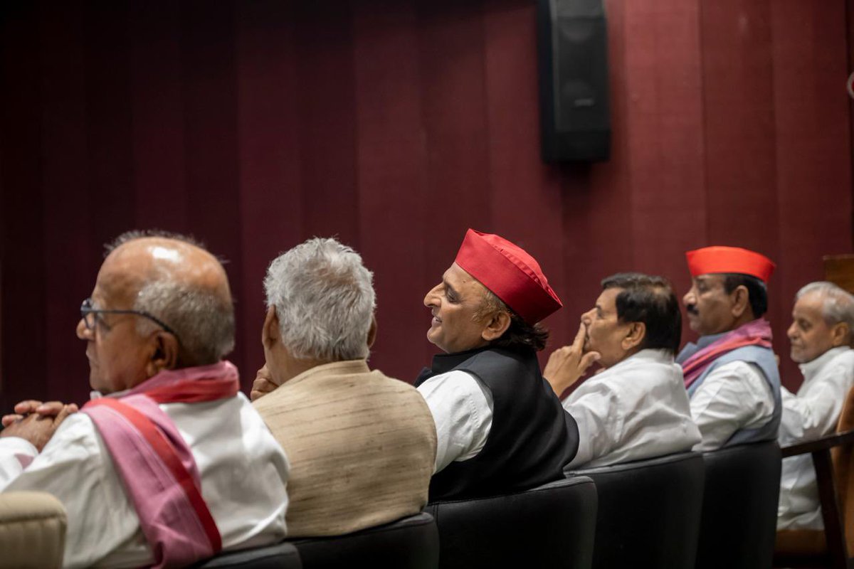 yadavakhilesh's tweet photo. चार दिन की सरकार बची है, इसीलिए उप्र विधानसभा में सत्र भी चार दिन का ही हो रहा है। 

1. पहला दिन उप्र भाजपा सरकार श्रद्धांजलि देने में निकाल देगी।
2. दूसरा दिन अयोध्या के प्रभु राम जी के मंदिर में हुई सुनियोजित चोरी के महापाप की ज़िम्मेदारी, अपने ऊपर से हटाकर केंद्र सरकार पर डालकर, अपना पल्ला झाड़ने में निकाल देगी।
3. ⁠तीसरा दिन प्रयागराज जैसे पूरे प्रदेश में हुए छात्र आंदोलन से बचने में निकाल देगी।
4. ⁠चौथा दिन दुखी माँ के सरेआम अपमान पर मुंह छिपाकर जल्दी से सत्र ख़त्म करने की घोषणा करने में निकाल देगी।

सच तो ये है कि अब भाजपा को भी मालूम है कि वो फिर कभी सरकार में वापस नहीं आएंगे, इसीलिए विधानसभा को महत्व नहीं दे रहे हैं बस सत्र आयोजित करने की औपचारिकता निभा रहे हैं।

भाजपा की चला-चली की बेला का मानसून सत्र भी चला-चली टाइप का सत्र है। 

अब भाजपा जाएगी, फिर कभी न आएगी!