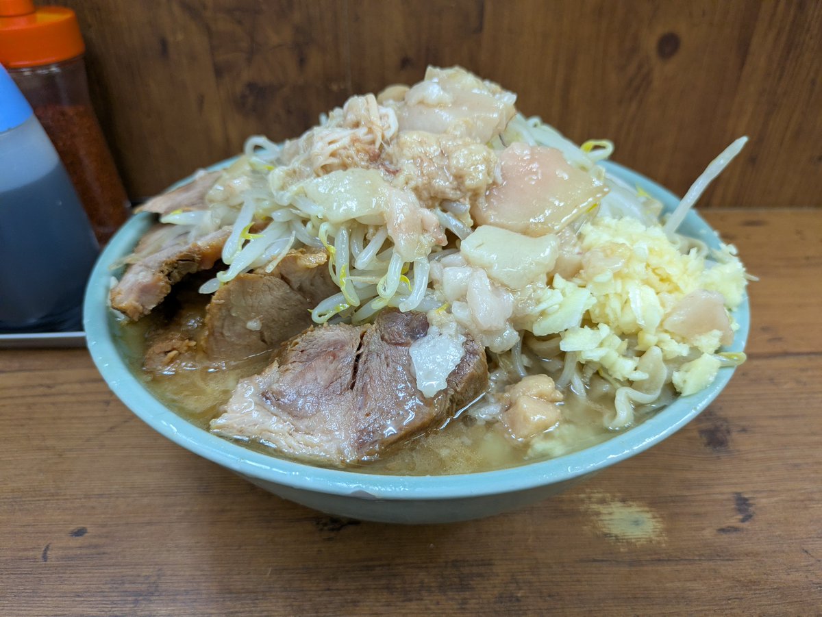passo_1stEd's tweet photo. ラーメン二郎池袋東口店

夜営業になってたので献血終わりに訪問
麺がよく茹でから早めになってるかも。
もちもち。
スープのミルキーな感じはなくなってたが
端豚2枚しっとり食感でごっちゃん

まぁ暑いしこの時間帯がいいね...
BGMはどっちの選曲なんだ🙄 https://t.co/3OLHBx1EJy