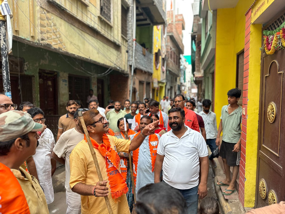 NeelkanthAd's tweet photo. 76 दिवसीय वार्ड प्रवास का 15 दिन ।
निर्वाचन क्षेत्र के ओंकारेश्वर वार्ड में स्वच्छता,जनसंवाद, भ्रमण, एवं वृक्षारोपण किया गया । लोगों द्वारा बताए गए समस्या के संबंध में साथ चल रहे अधिकारियों को तुरंत निस्तारण हेतु कहा गया ।
#WardPrawasPart4 @blsanthosh https://t.co/lj7jnz3NMa
