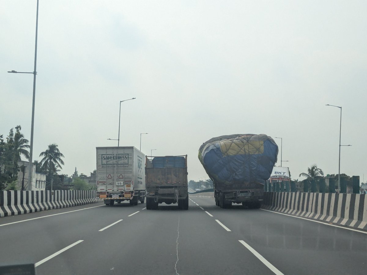 SuprabhatTweet's tweet photo. @NHAI_Official
@BurdwanPolice
@WBPolice
@MORTHIndia
#overloading #nh19 #towards #panagarh
Kindly check the images.
Spotted near Budbud. https://t.co/YewxCdCmWN