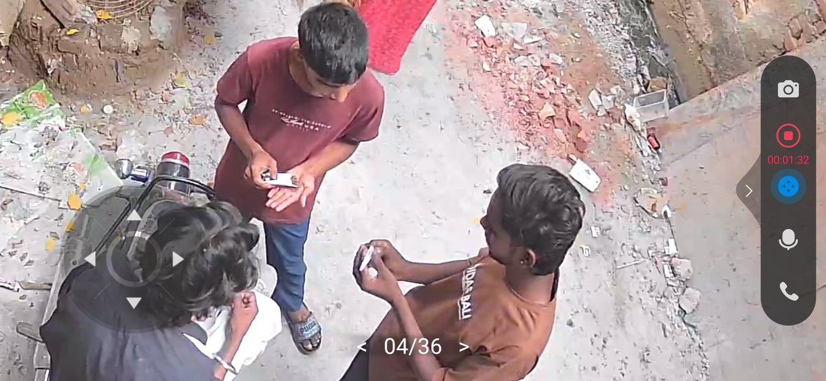 kumarvikramdev1's tweet photo. @aajtak सबसे ज्यादा नशेड़ी दिल्ली मे है और ये @DelhiPolice जानती है. नशेड़ियों को जेल नहीं भेजा जाता क्योंकि ये नशेड़ी है https://t.co/J1JGwNrugV