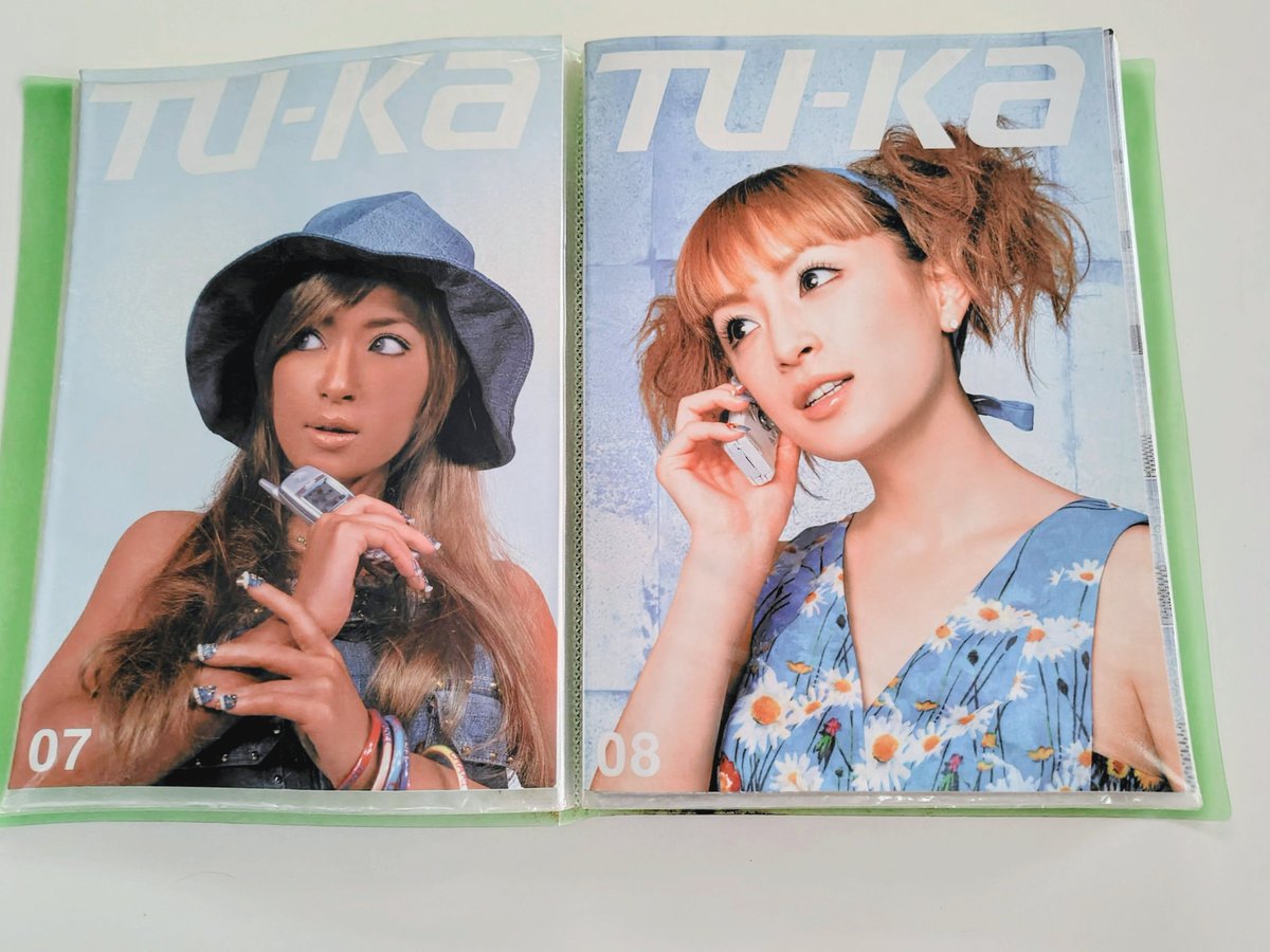 DH_AKI_'s tweet photo. 今日も探してる。
まだ出てこないけどCDケースと集めていたカタログをファイルで保管していたのが出てきた📂✨️
ちなみに私が探しているあゆMODELのケータイはこのレオパード柄🐆
ほんとどこいった…😭 https://t.co/UsLMTOJc0H