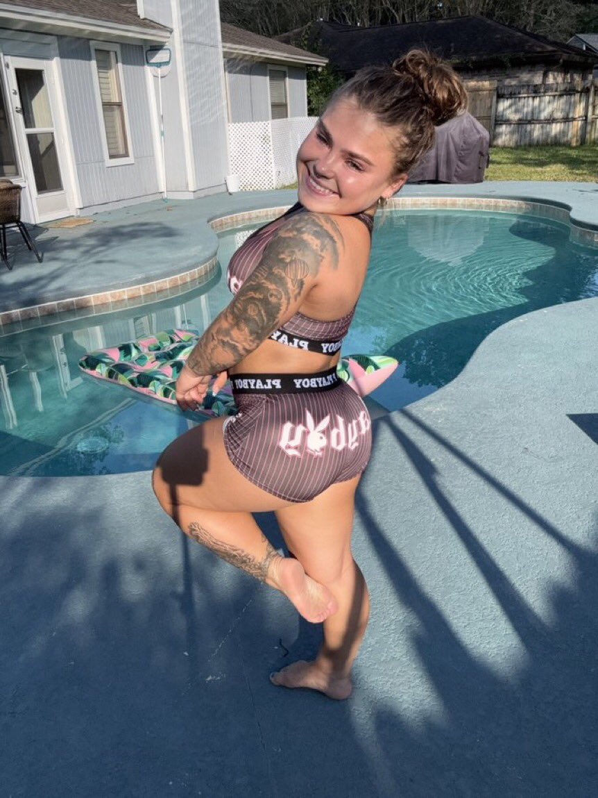 Imsmallmack's tweet photo. Can an average 3'11 girl still turn your head? https://t.co/a1Z3FGRjc6