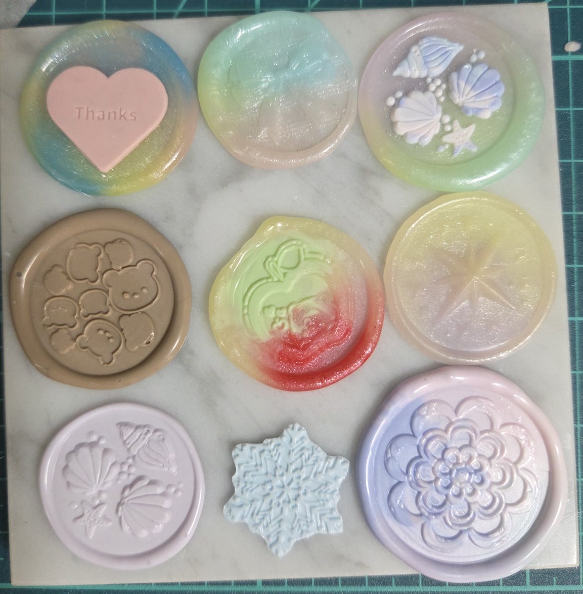 hm_ss626's tweet photo. 本日の成果。
1枚目左下息子、それ以外娘、2枚目私。
子供の前でセパレートするのは止めましょう。平気でママこれ切って、と言い、必死に切る横で遊んでます。
私も貝をセパレートしたんだけど、同系色過ぎて意味なかったので塗りました。
#かぼ沼
#シーリングスタンプ https://t.co/5008N28ypW