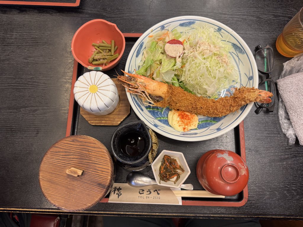 Cbiscuit398's tweet photo. 山形県で食べたエビフライ🍤注文したとき一本というのはどうかと思いましたが、大変満足な定食でした。

#エビフライ https://t.co/xYpwZees8e