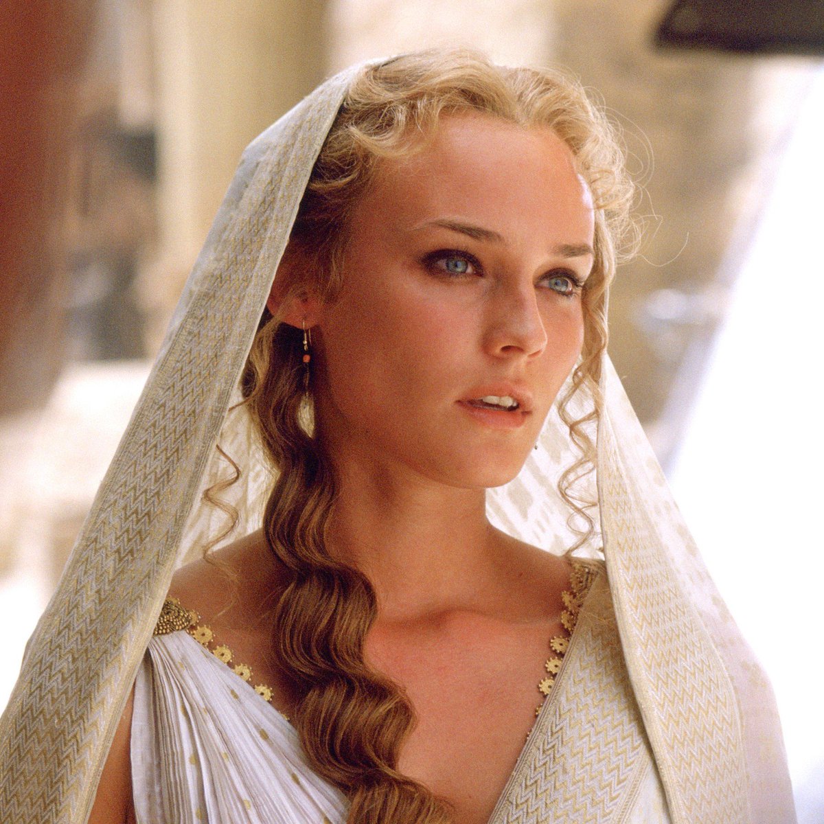 bosunatiklama's tweet photo. 2004 yapımı Truva filmindeki Helen ile Odyssey filmindeki Helen karakteri karşılaştırıldı. https://t.co/rd9estjygQ