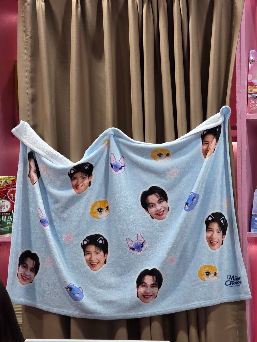taetaewithluv's tweet photo. Buying cat food just to get the blanket 😭 but I love mom choice for taking care of the two cats 🫶🏻

#เฟิร์สข้าวตัง #FirstKhaotung 
#MomChoice #MomChoicexFirstKhaotung https://t.co/JgQsm6Wd17