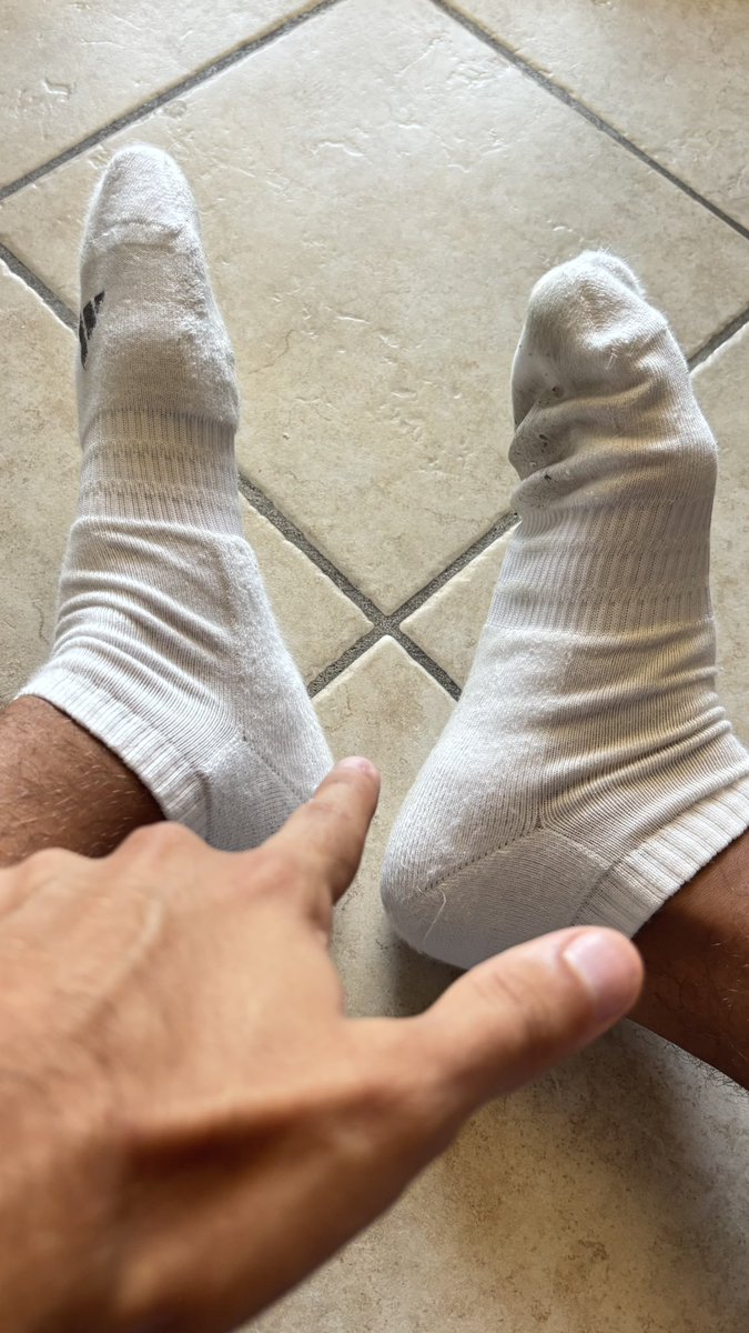 dioedo05's tweet photo. Brutto froc vieni a prenderteli ho voglia di drenare 💸

#nikeboy #cashmaster #cashslave #paypig #feet #malefeet #dirtysocks #masterfeet #findom #feetmaster #footworship #moneyslave #smelly #RT #masterita #schiavo #padrone https://t.co/WMhgKAR6IQ